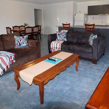 Blk Stays Guest House Deluxe Units Morayfield Room photo